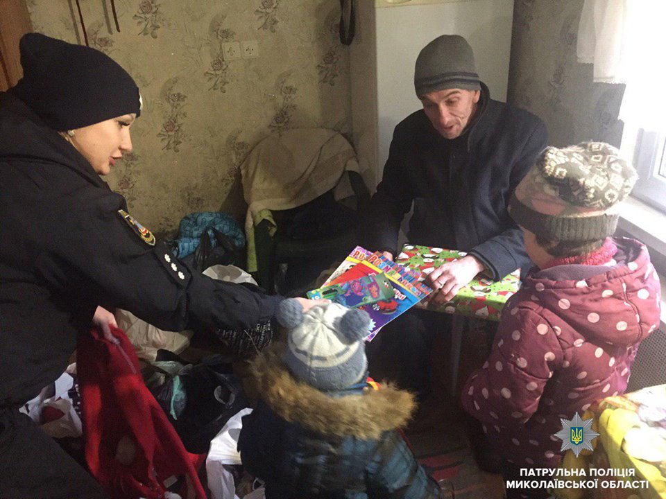 Дарить радость легко: николаевские патрульные реализовали новогодние мечты двух малышей из семьи со сложными жизненными обстоятельствами 9