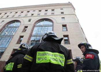 В городах Сибири десятки тысяч людей эвакуируют из-за сообщений о минировании