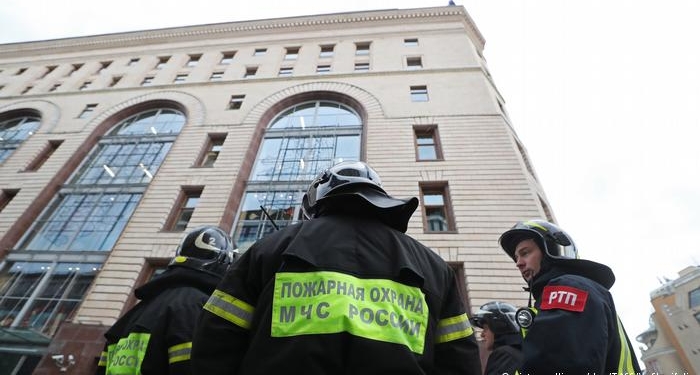 В городах Сибири десятки тысяч людей эвакуируют из-за сообщений о минировании