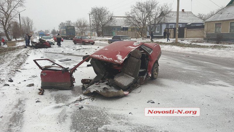 На Николаевщине грузовик разломал ВАЗ пополам. Водитель в коме 1