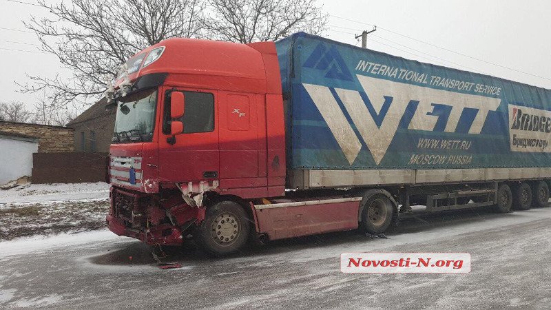 На Николаевщине грузовик разломал ВАЗ пополам. Водитель в коме 3