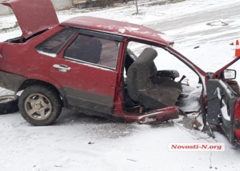 На Николаевщине грузовик разломал ВАЗ пополам. Водитель в коме