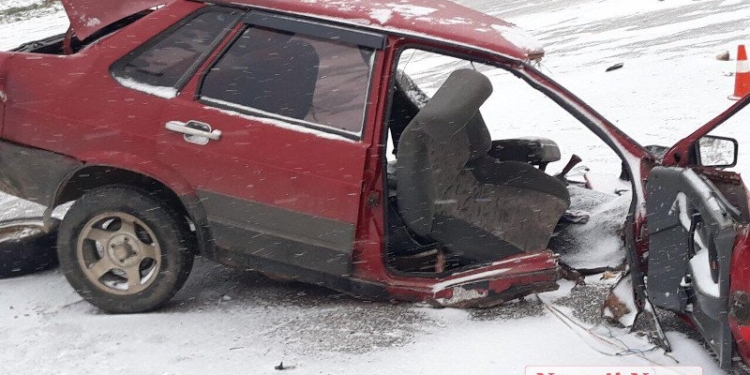 На Николаевщине грузовик разломал ВАЗ пополам. Водитель в коме