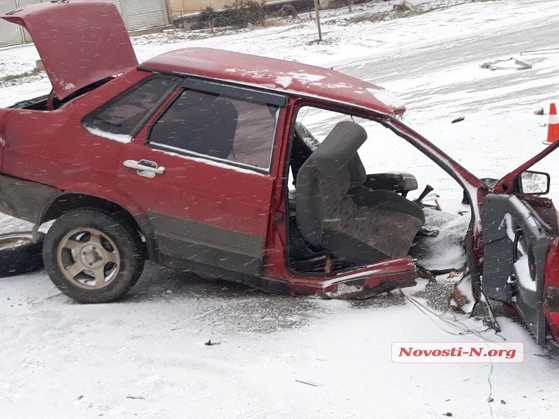 На Николаевщине грузовик разломал ВАЗ пополам. Водитель в коме 11