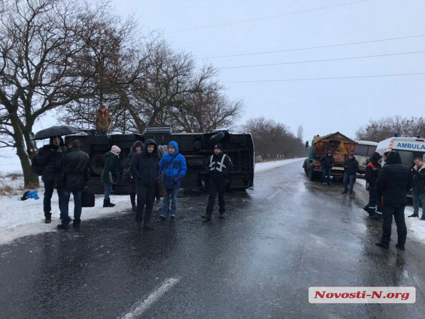 Под Николаевом перевернулся рейсовый автобус, травмированы 6 пассажиров 1