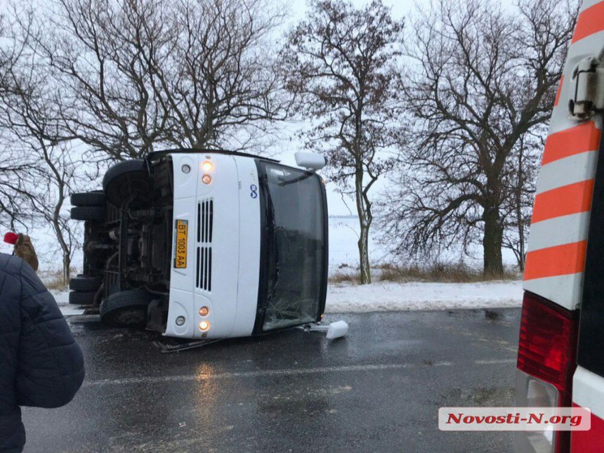 Под Николаевом перевернулся рейсовый автобус, травмированы 6 пассажиров 3