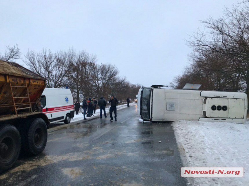 Под Николаевом перевернулся рейсовый автобус, травмированы 6 пассажиров 5