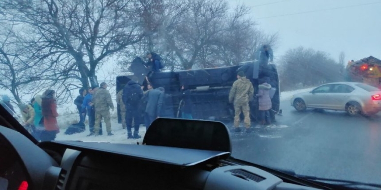 Под Николаевом перевернулся рейсовый автобус, травмированы 6 пассажиров