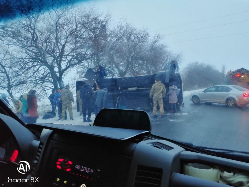 Под Николаевом перевернулся рейсовый автобус, травмированы 6 пассажиров 7