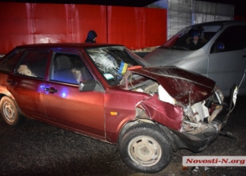 Под Николаевом столкнулись три автомобиля. Пострадали женщина и ребенок