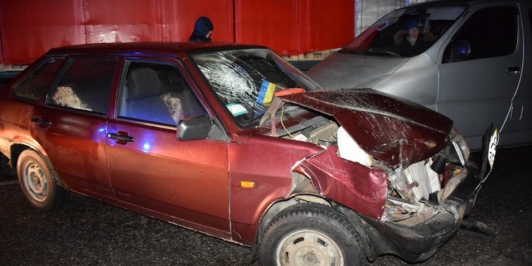 Под Николаевом столкнулись три автомобиля. Пострадали женщина и ребенок