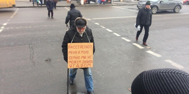 В Николаеве пенсионер устроил пикет на пешеходном переходе. Уверяет, что шашлычная травит его семью угаром