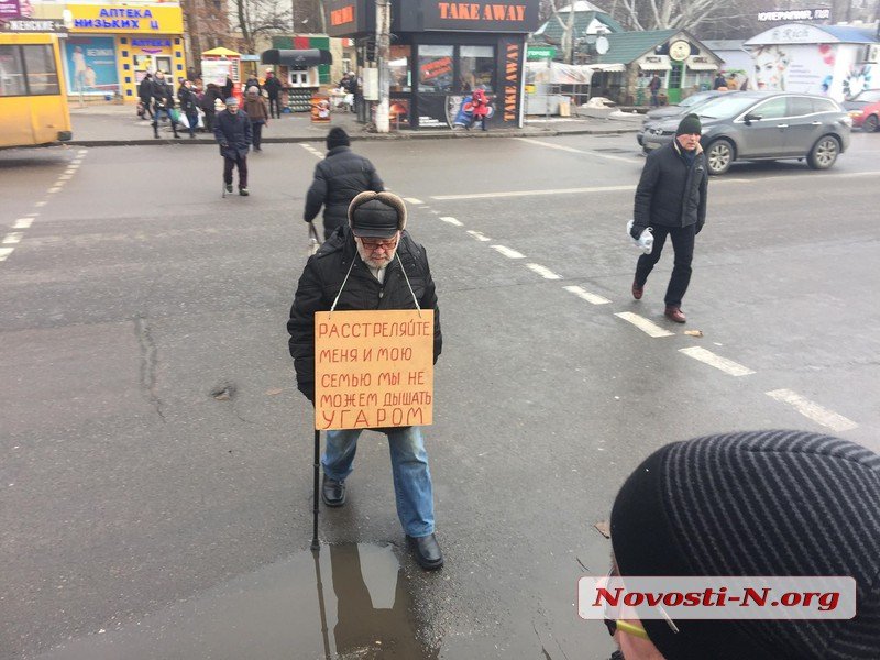 В Николаеве пенсионер устроил пикет на пешеходном переходе. Уверяет, что шашлычная травит его семью угаром 1