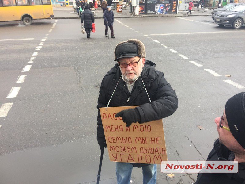 В Николаеве пенсионер устроил пикет на пешеходном переходе. Уверяет, что шашлычная травит его семью угаром 3