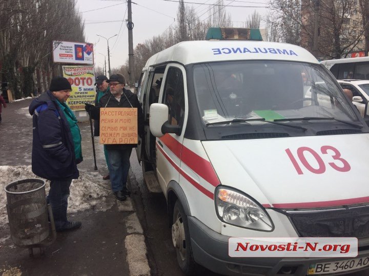 В Николаеве пенсионер устроил пикет на пешеходном переходе. Уверяет, что шашлычная травит его семью угаром 5