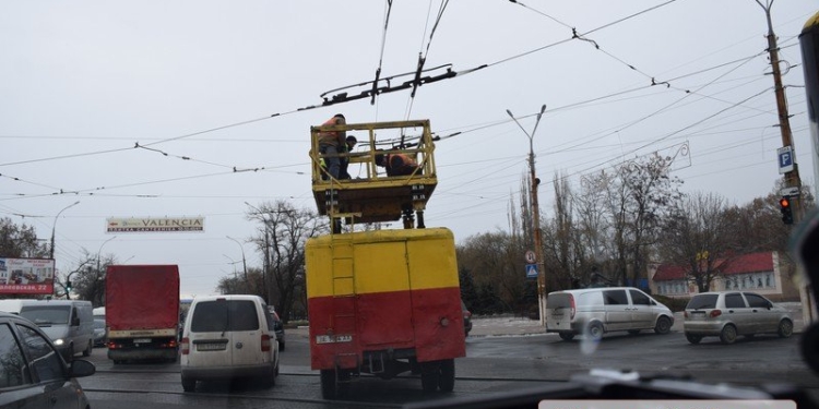 Рядом с Николаевским зоопарком произошел обрыв контактной сети. Движение троллейбусов остановлено