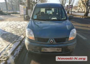 В центре Николаева «Рено» сбил выбежавшую на дорогу женщину. Пострадавшая от помощи отказалась и уехала на маршрутке