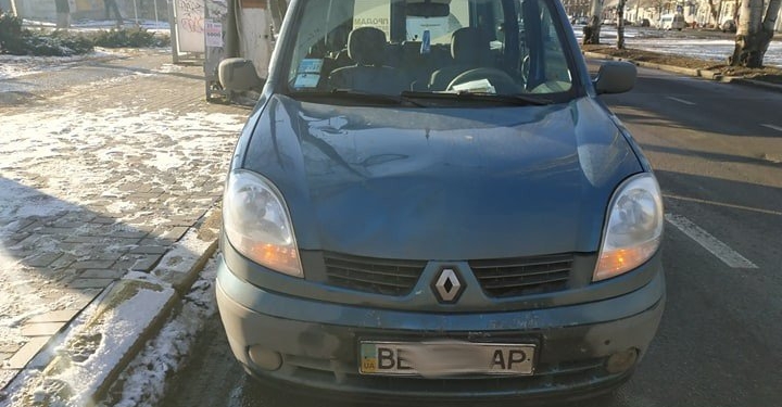 В центре Николаева «Рено» сбил выбежавшую на дорогу женщину. Пострадавшая от помощи отказалась и уехала на маршрутке