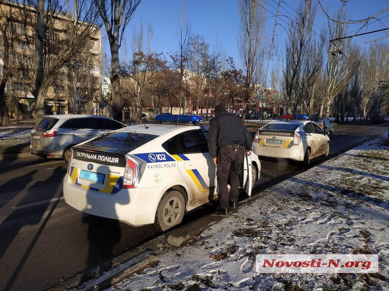 В центре Николаева «Рено» сбил выбежавшую на дорогу женщину. Пострадавшая от помощи отказалась и уехала на маршрутке 11