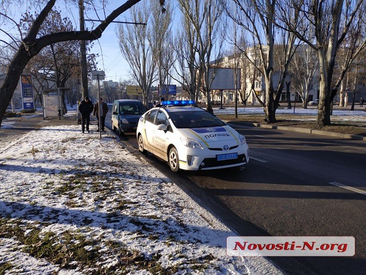 В центре Николаева «Рено» сбил выбежавшую на дорогу женщину. Пострадавшая от помощи отказалась и уехала на маршрутке 13