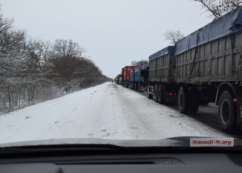 На трассе «Николаев-Днепр» из-за гололеда скопились десятки фур