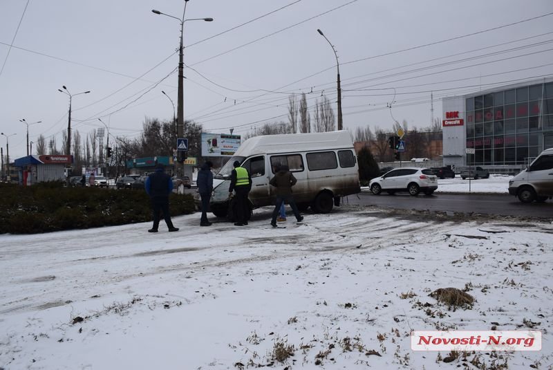 В Николаеве возле спорткомплекса «Надежда» «Газель» врезалась в маршрутку. Обошлось без пострадавших 8