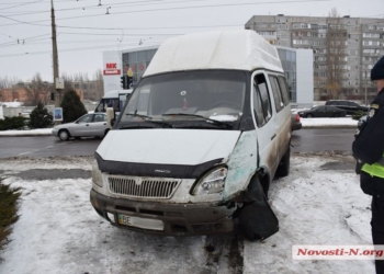 В Николаеве возле спорткомплекса «Надежда» «Газель» врезалась в маршрутку. Обошлось без пострадавших