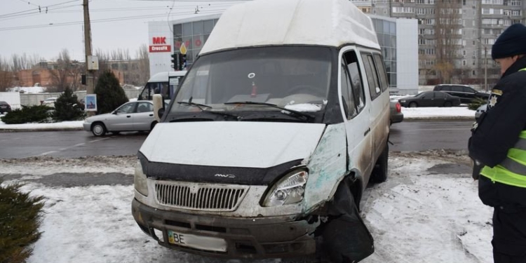 В Николаеве возле спорткомплекса «Надежда» «Газель» врезалась в маршрутку. Обошлось без пострадавших