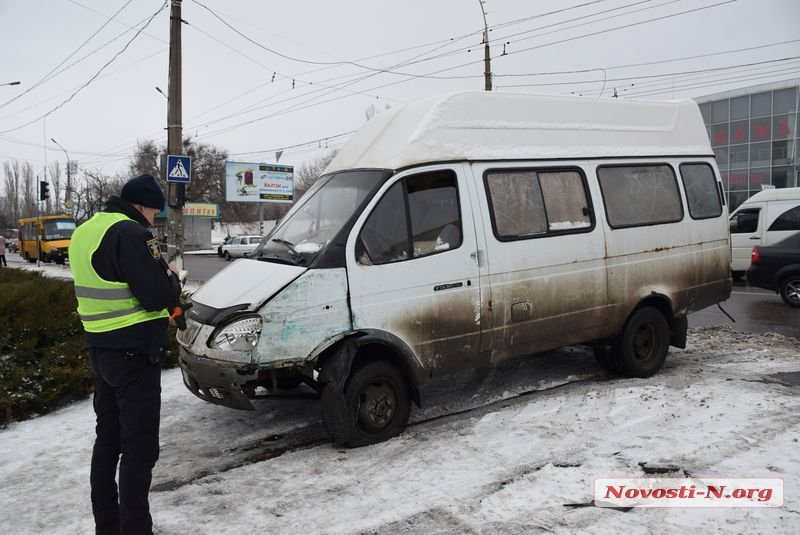 В Николаеве возле спорткомплекса «Надежда» «Газель» врезалась в маршрутку. Обошлось без пострадавших 16