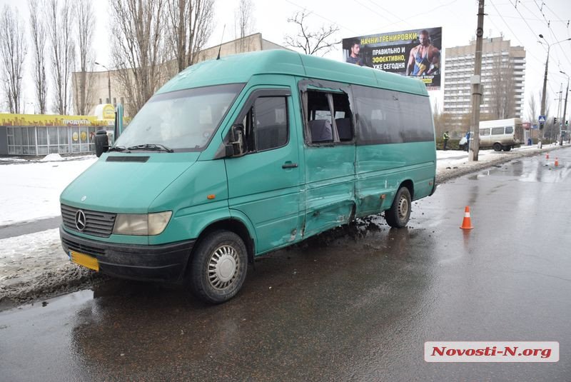 В Николаеве возле спорткомплекса «Надежда» «Газель» врезалась в маршрутку. Обошлось без пострадавших 18