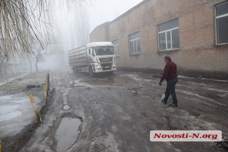 Улица Новозаводская в Николаеве вновь заблокирована. Грузовики едут в объезд по ул. Космонавтов 10