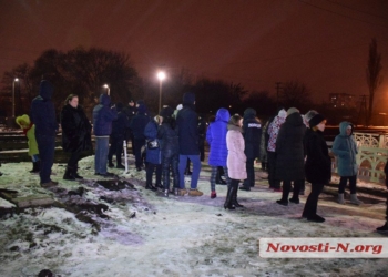 В Николаеве жители общежития вышли перекрывать железную дорогу. Вмешалась полиция