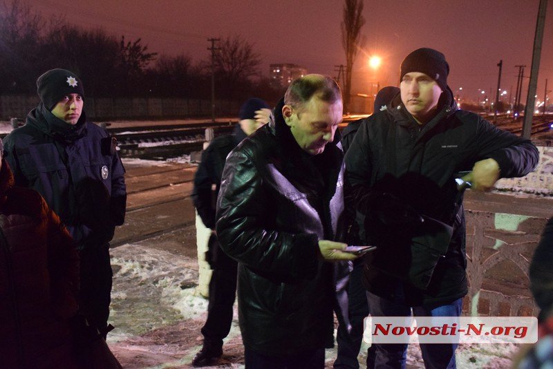 В Николаеве жители общежития вышли перекрывать железную дорогу. Вмешалась полиция 4