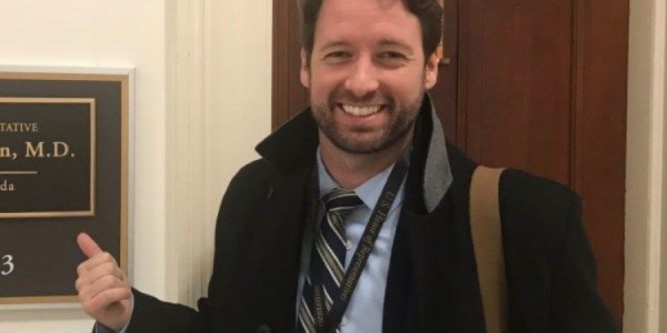 Конгрессмен-новичок хотел пройти в Капитолий с шестью бутылками пива: не пустила охрана