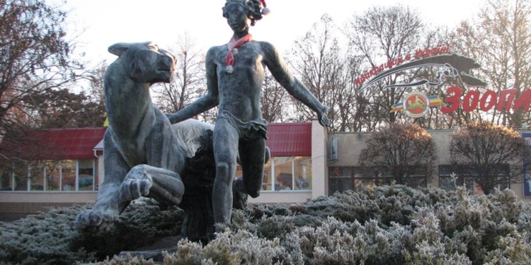 Нашлась шапка, которую стянули с памятника Маугли возле Николаевского зоопарка. Но «осадок остался»