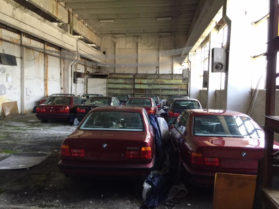 Новые, но...старые. В Болгарии нашли заброшенный склад, а в нем - 11 BMW 3