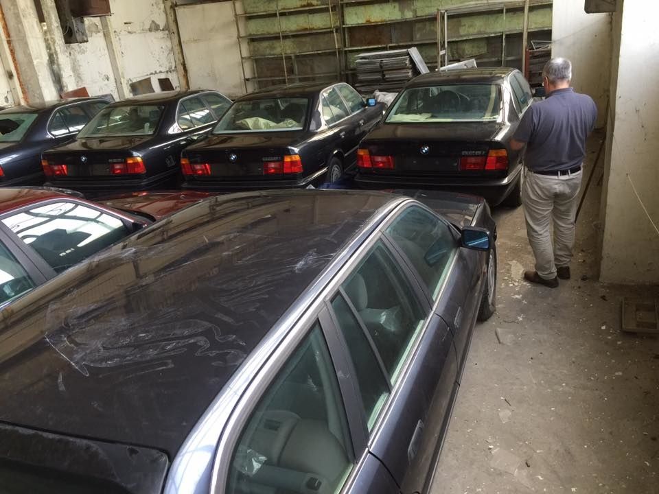 Новые, но...старые. В Болгарии нашли заброшенный склад, а в нем - 11 BMW 5