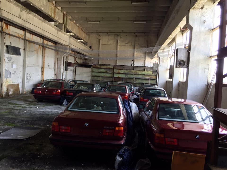 Новые, но...старые. В Болгарии нашли заброшенный склад, а в нем - 11 BMW 7