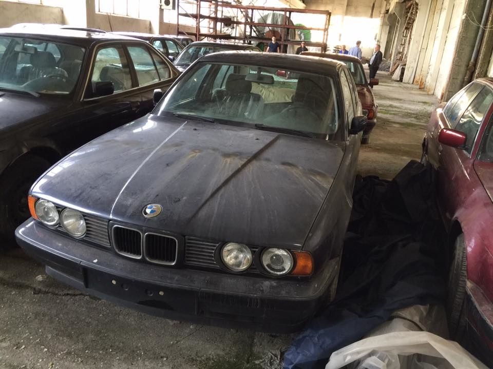 Новые, но...старые. В Болгарии нашли заброшенный склад, а в нем - 11 BMW 9