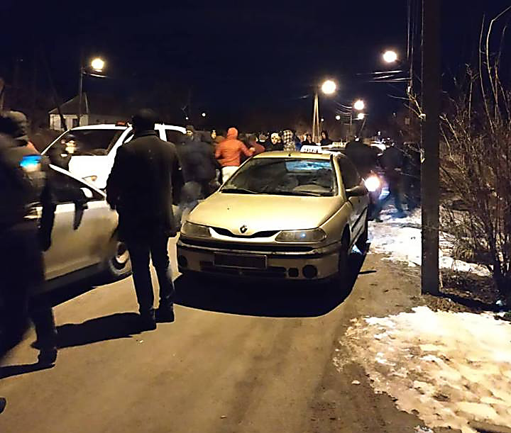 В Николаеве задержали мужчину, угнавшего такси. Патрульные приняли на себя лобовой удар, когда он попытался сбежать 2