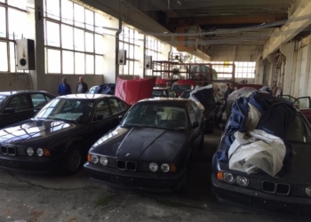 Новые, но…старые. В Болгарии нашли заброшенный склад, а в нем – 11 BMW