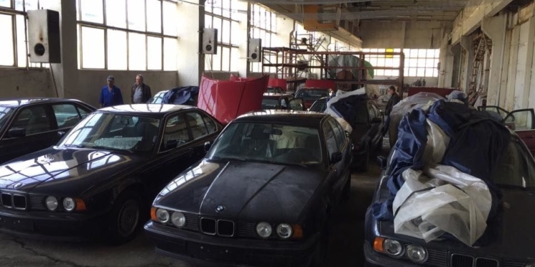 Новые, но…старые. В Болгарии нашли заброшенный склад, а в нем – 11 BMW