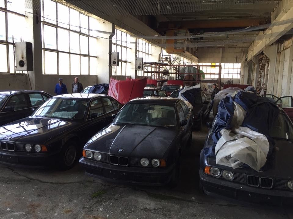 Новые, но...старые. В Болгарии нашли заброшенный склад, а в нем - 11 BMW 13