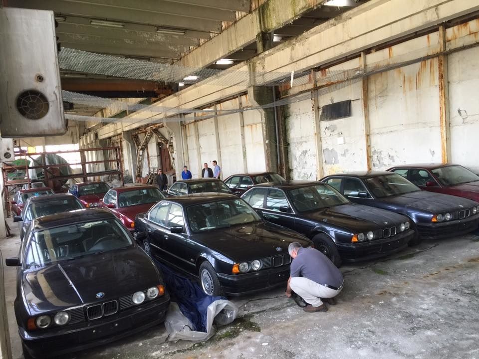 Новые, но...старые. В Болгарии нашли заброшенный склад, а в нем - 11 BMW 15