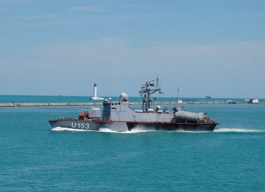 Ракетный катер ВМС Украины со стрельбой задержал судно под флагом Танзании