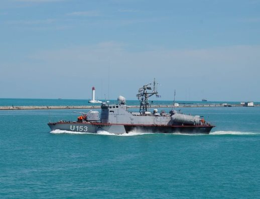 Ракетный катер ВМС Украины со стрельбой задержал судно под флагом Танзании 1