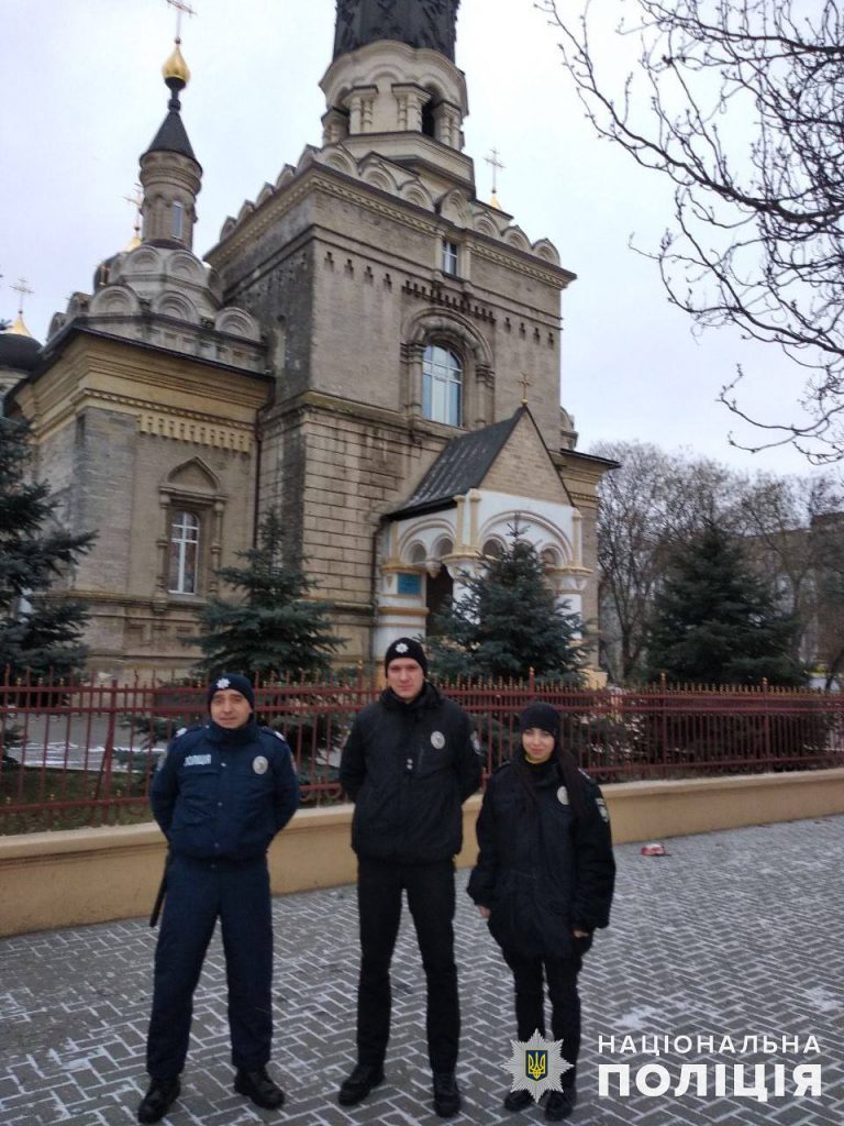 В Николаеве прошел Крестный ход. Верующих и храмы на Рождество охраняют правоохранители 15
