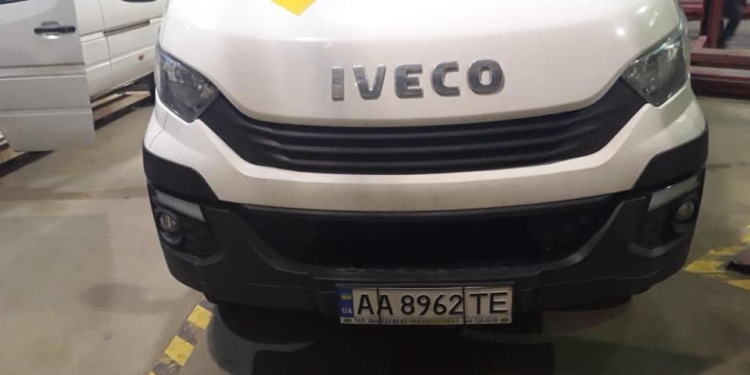 Скандал. Микроавтобус “Укрпошты” задержали в Польше с контрабандными сигаретами