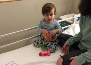 У маленького Миши обнаружили опухоль. Мальчику можно помочь, купив работы николаевского фотографа, которые выставлялись в Париже