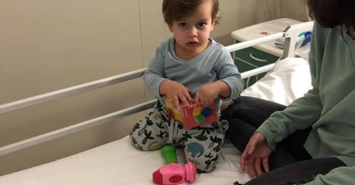 У маленького Миши обнаружили опухоль. Мальчику можно помочь, купив работы николаевского фотографа, которые выставлялись в Париже